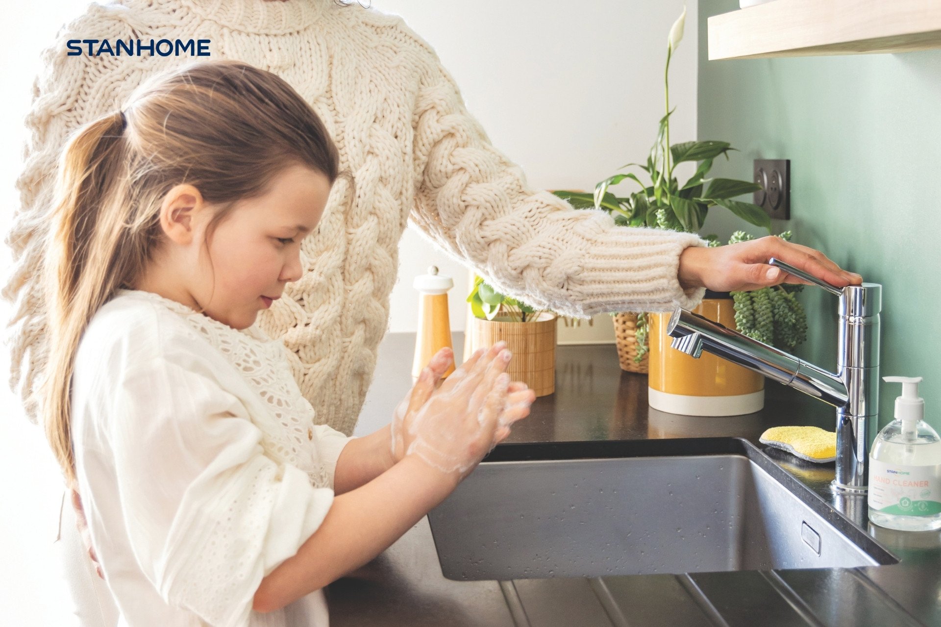 Làm sạch không xà phòng giúp loại bỏ tác nhân gây kích ứng trên da và bảo vệ pH da chàm tổ đỉa