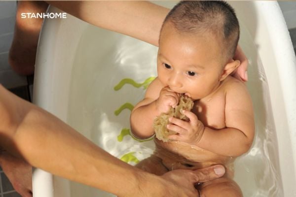 Tắm nước muối là một phương pháp được nhiều phụ huynh áp dụng khi trẻ bị viêm da cơ địa nhờ khả năng làm sạch da và giảm vi khuẩn.