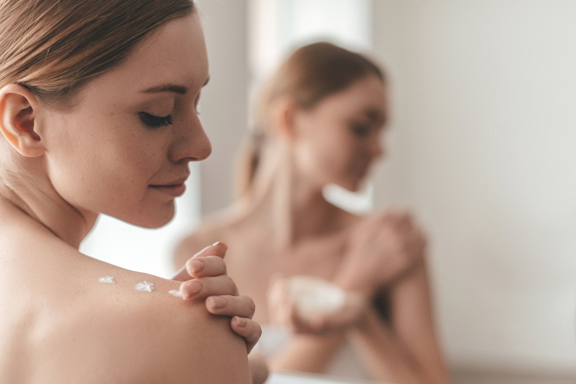 Tránh sử dụng dưỡng ẩm kết cấu dày gây bít tắc lỗ chân lông