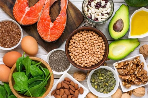 Bổ sung các loại thực phẩm giàu vitamin C, E và omega-3 là cách giảm ngứa khi bị viêm da cơ địa hiệu quả, giúp giảm viêm và làm dịu da từ bên trong.