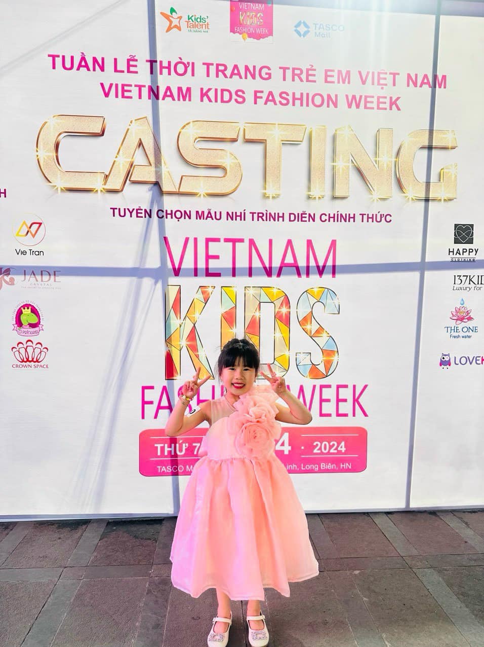 Váy hoa hồng lệch vai - Tiệm May Mẹ Voi Xinh