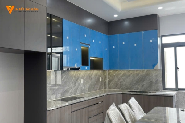 Tủ Bếp Nhựa Đặc Phủ Acrylic Có Bền Không? Ưu – Nhược Điểm & Lời Khuyên Chọn Mua