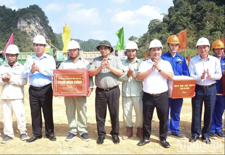 Thủ tướng Phạm Minh Chính thị sát, kiểm tra 2 dự án cao tốc Đồng Đăng-Trà Lĩnh và Hữu nghị-Chi Lăng