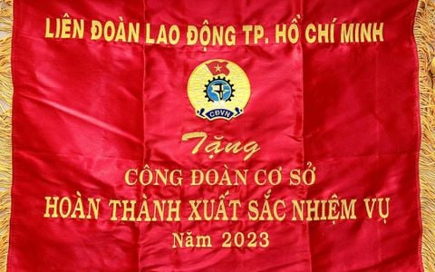 CÔNG TY CỔ PHẦN CƠ KHÍ XÂY DỰNG THÁP KIM NHẬN CỜ THI ĐUA CÔNG ĐOÀN CƠ SỞ HOAN THÀNH XUẤT SẮC NHIỆM VỤ
