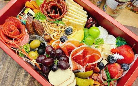 Bí quyết tổ chức tiệc tại gia đẳng cấp với khay cold cuts Iberico
