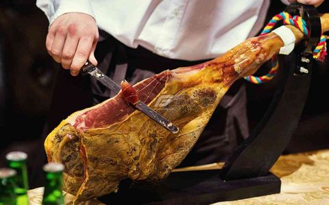 Cách cắt đùi heo muối Iberico tại nhà như một chuyên gia