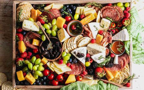Charcuterie Board: Rượu vang, phô mai, olive và những món ăn kèm hoàn hảo