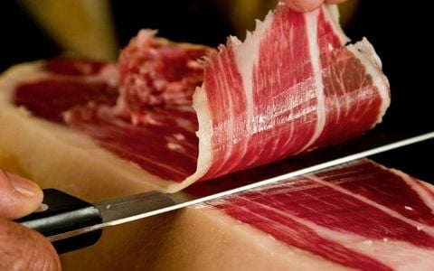 Thưởng thức hương vị tinh túy từ đùi heo muối Iberico – Hành trình của sự hoàn hảo