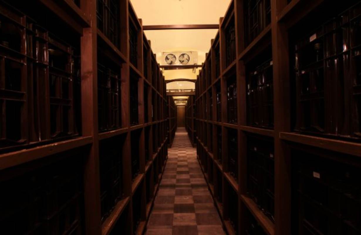 Quy trình ủ sake truyền thống và vai trò của thùng gỗ trong phát triển hương vị