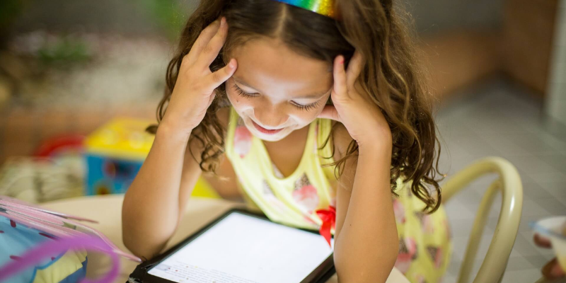 Công Nghệ Chống Ánh Sáng Xanh Trên Máy Tính Bảng Giáo Dục Có Gì Đặc Biệt?