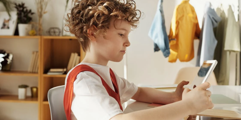 Máy Tính Bảng Giáo Dục Hay Laptop Mini: Lựa Chọn Nào Cho Học Sinh Tiểu Học?