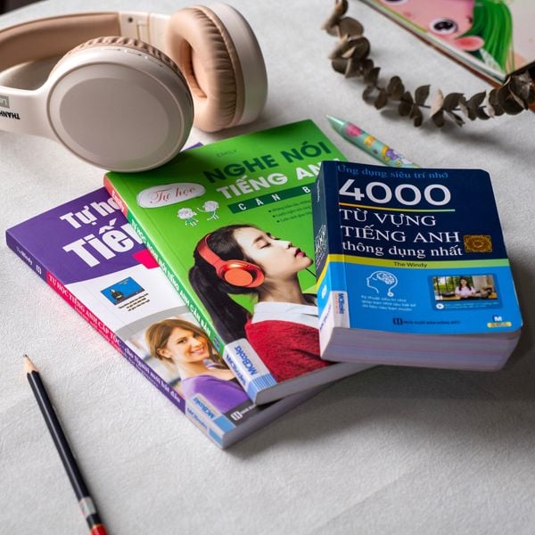 Combo Tự học tiếng Anh cho người mới bắt đầu là bộ sách đầu tiên giúp người mới học tiếng Anh tự tin nâng cao cả 4 kỹ năng: nghe, nói, đọc, viết.
