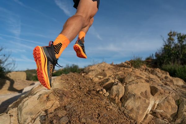 Vibram Megagrip là gì? Tìm hiểu đế giày siêu bám cho chạy trail và địa hình