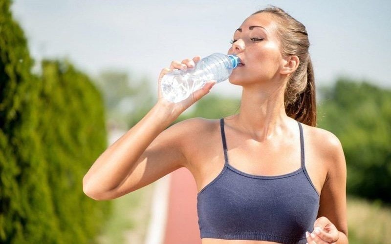 bù nước trong chạy bộ - cách tính lượng nước phù hợp