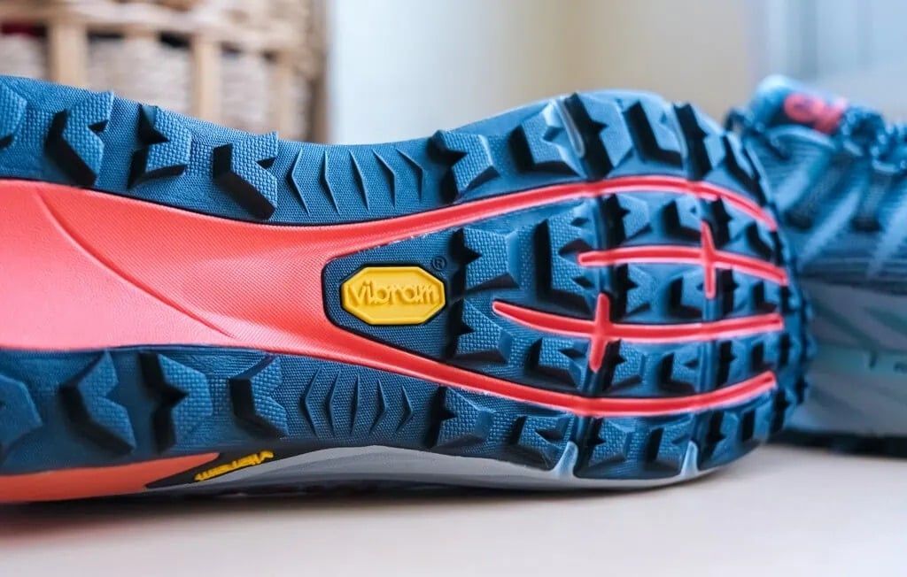 vibram-megagrip-la-gi?-tim-hieu-de-giay-sieu-bam-cho-chay-trail