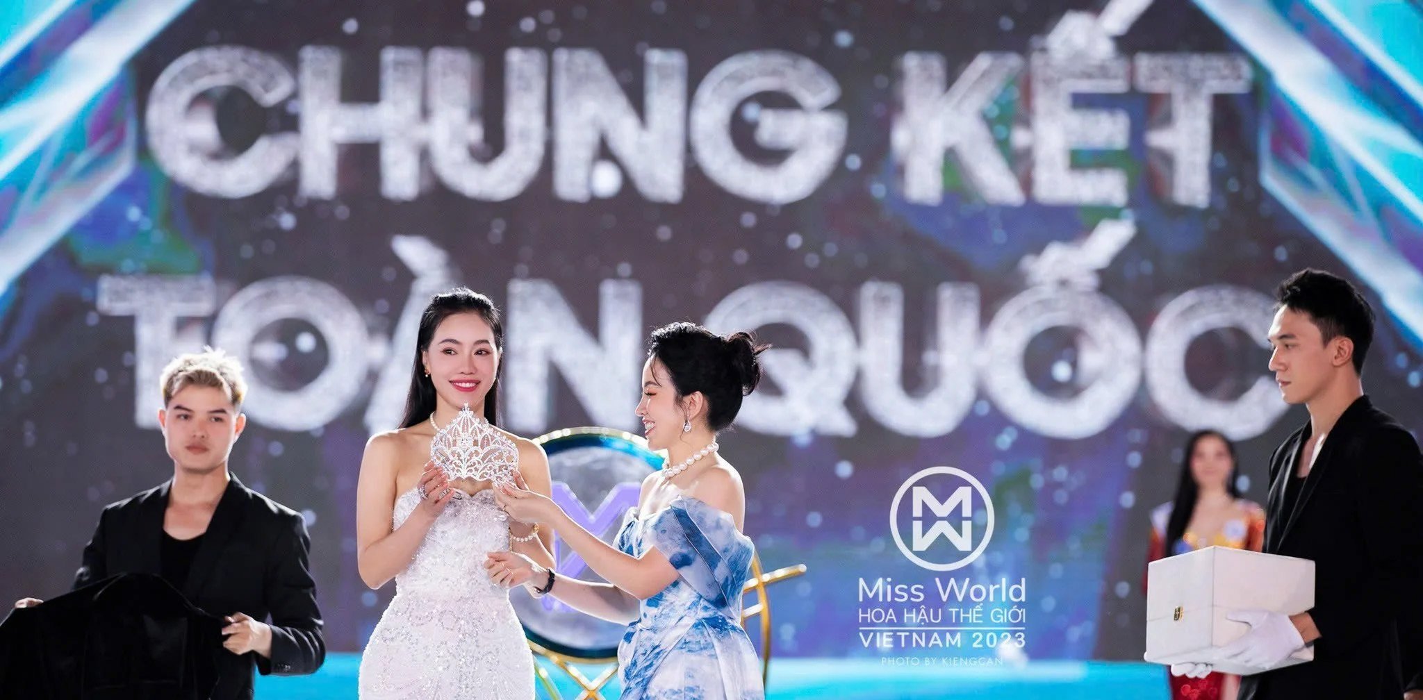 KHOẢNH KHẮC NHÀ SÁNG LẬP LONG BEACH PEARL TRAO VƯƠNG MIỆN CHO TÂN MISS WORLD VIETNAM 2023