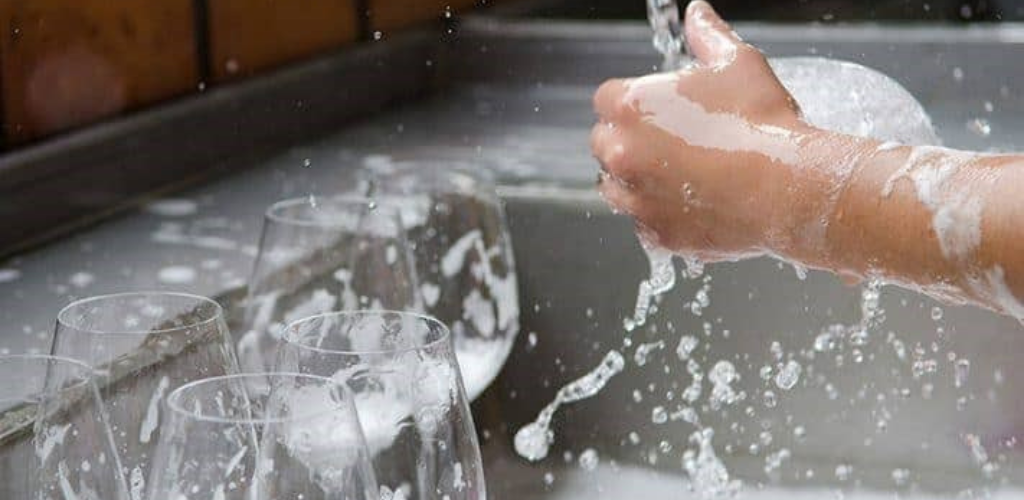 Mẹo làm sạch đồ thủy tinh lúc nào cũng trông như mới - khó mà dễ òm!