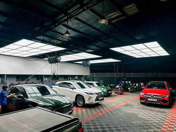 Hệ thống rửa xe ô tô hiện đại với đầy đủ trang thiết bị giúp xe sạch nhanh và an toàn