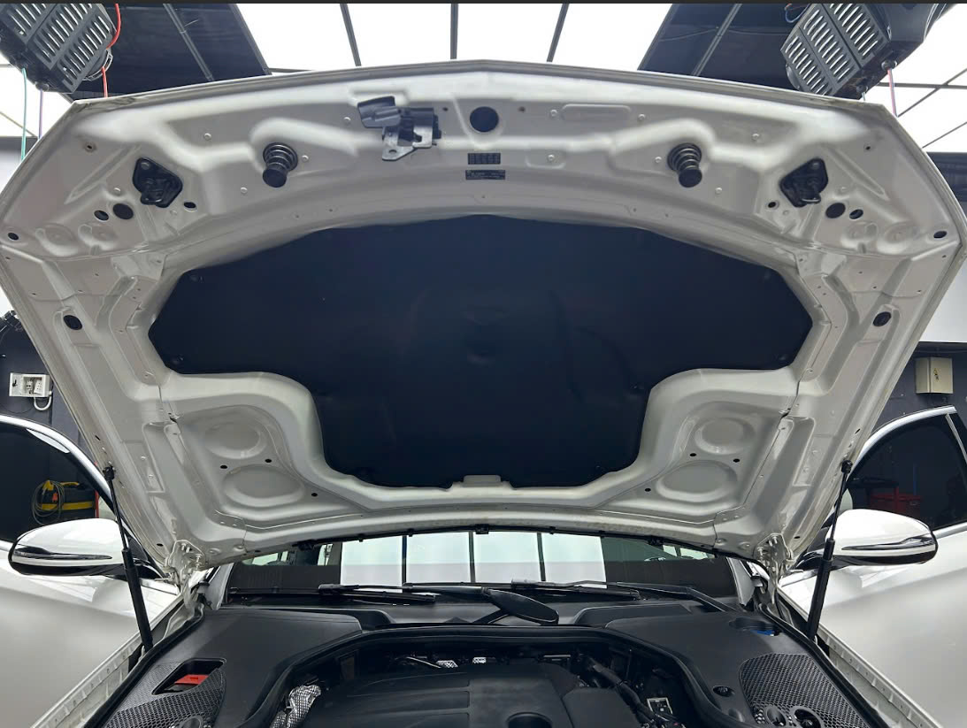 Quy trình vệ sinh khoang máy ô tô tại Carvis đảm bảo sạch sâu và an toàn cho hệ thống điện