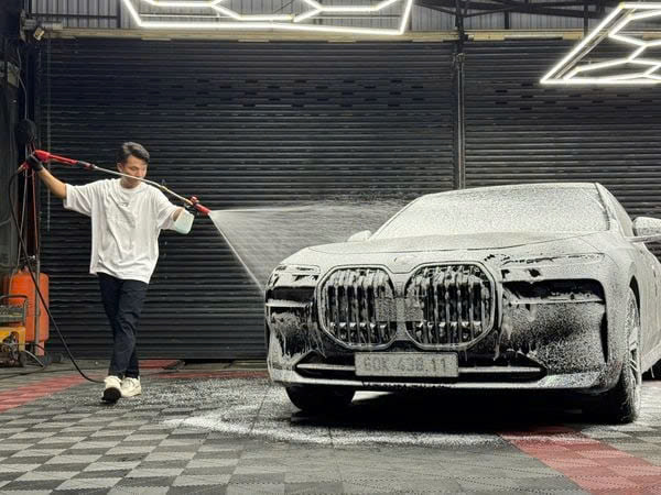 Dịch vụ rửa xe với 2 lần bọt giúp làm mềm bụi bẩn và loại bỏ tạp chất một cách triệt để