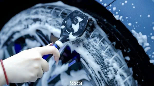 Quy trình rửa xe ô tô được thực hiện bởi kỹ thuật viên được đào tạo bài bản