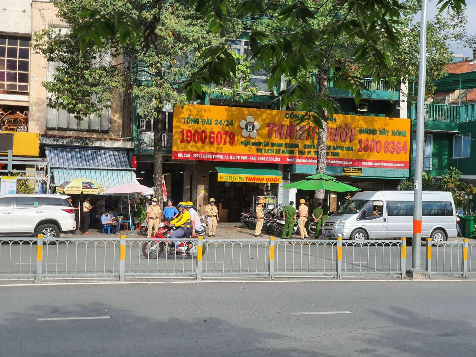 Tài xế bán tải mất lái trong khuôn viên bệnh viện: Cảnh báo về an toàn giao thông