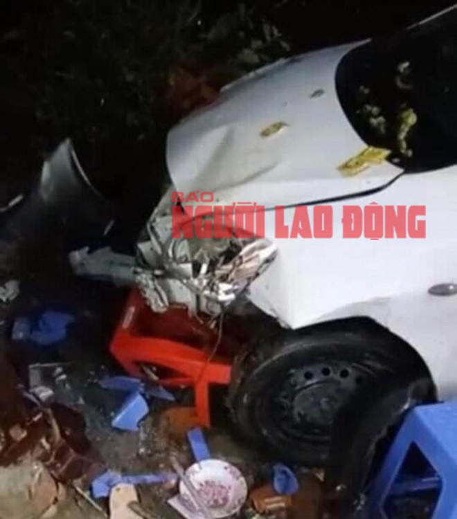 Hai thanh niên lao xe máy vào ôtô tại Sóc Sơn, may mắn không có thương vong