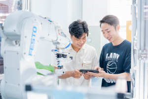 Loạt ô tô tăng giá bán tại Việt Nam