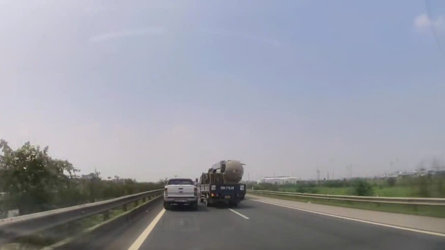 Tài Xế Xe Bán Tải Nhập Làn Cao Tốc Gây Nguy Hiểm, Cư Dân Mạng Căng Đề Nghị Xử Phạt