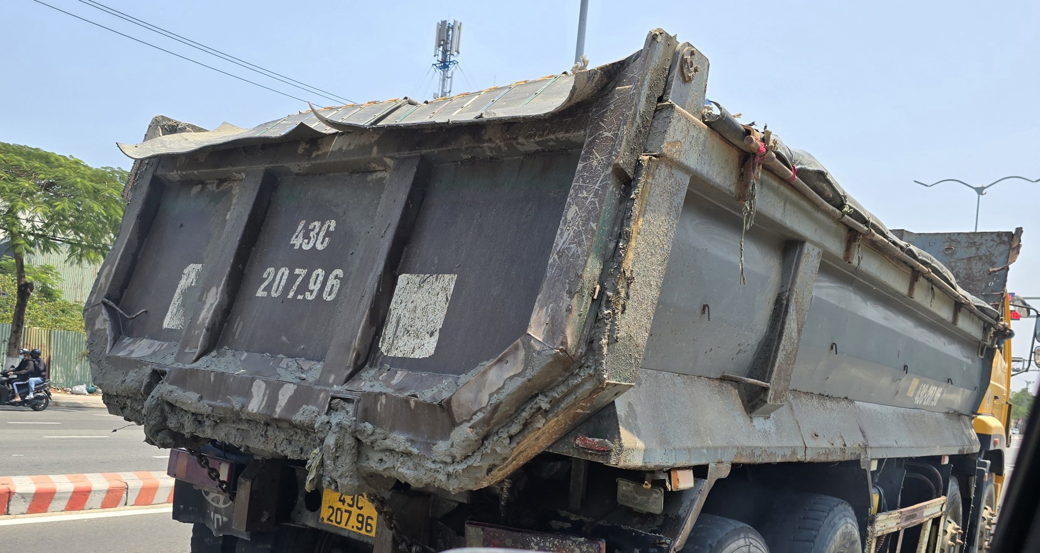 Tai nạn xe tải nghiêm trọng ở Ninh Ba: Tài xế may mắn sống sót