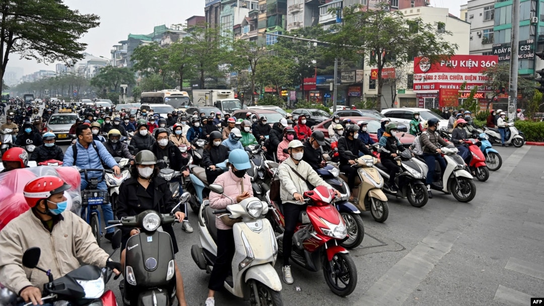 Xem xét việc xử phạt dừng xe quá vạch và vượt đèn đỏ