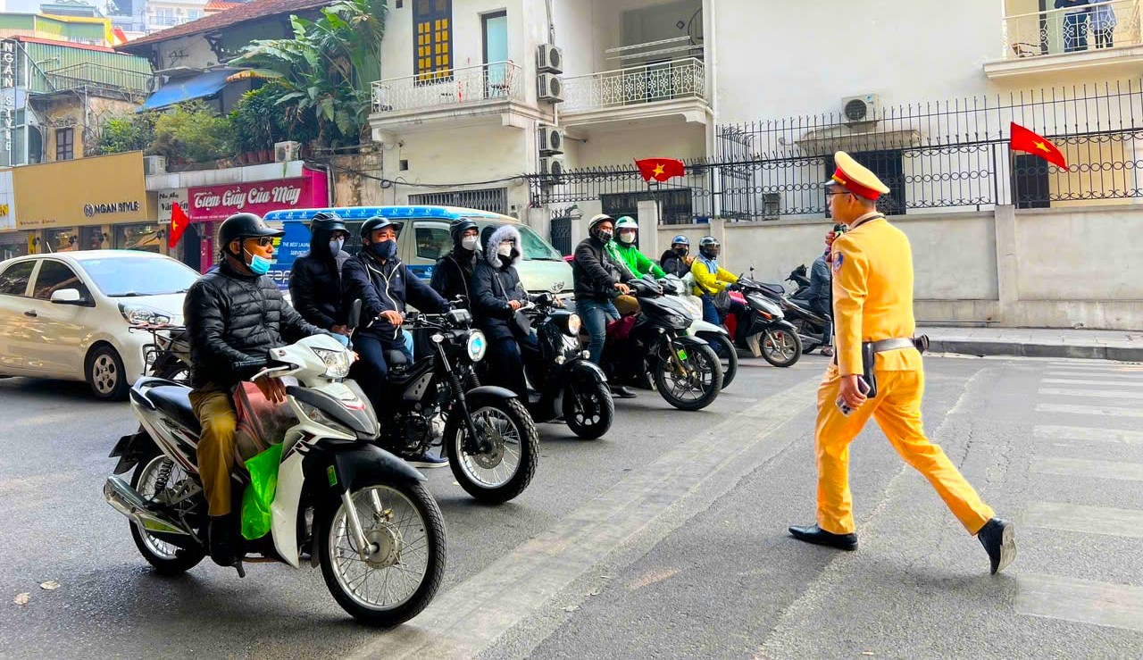 Hiểu Rõ Biển Hiệu Lệnh và Chỉ Dẫn Giao Thông: Quy Định và Hình Phạt