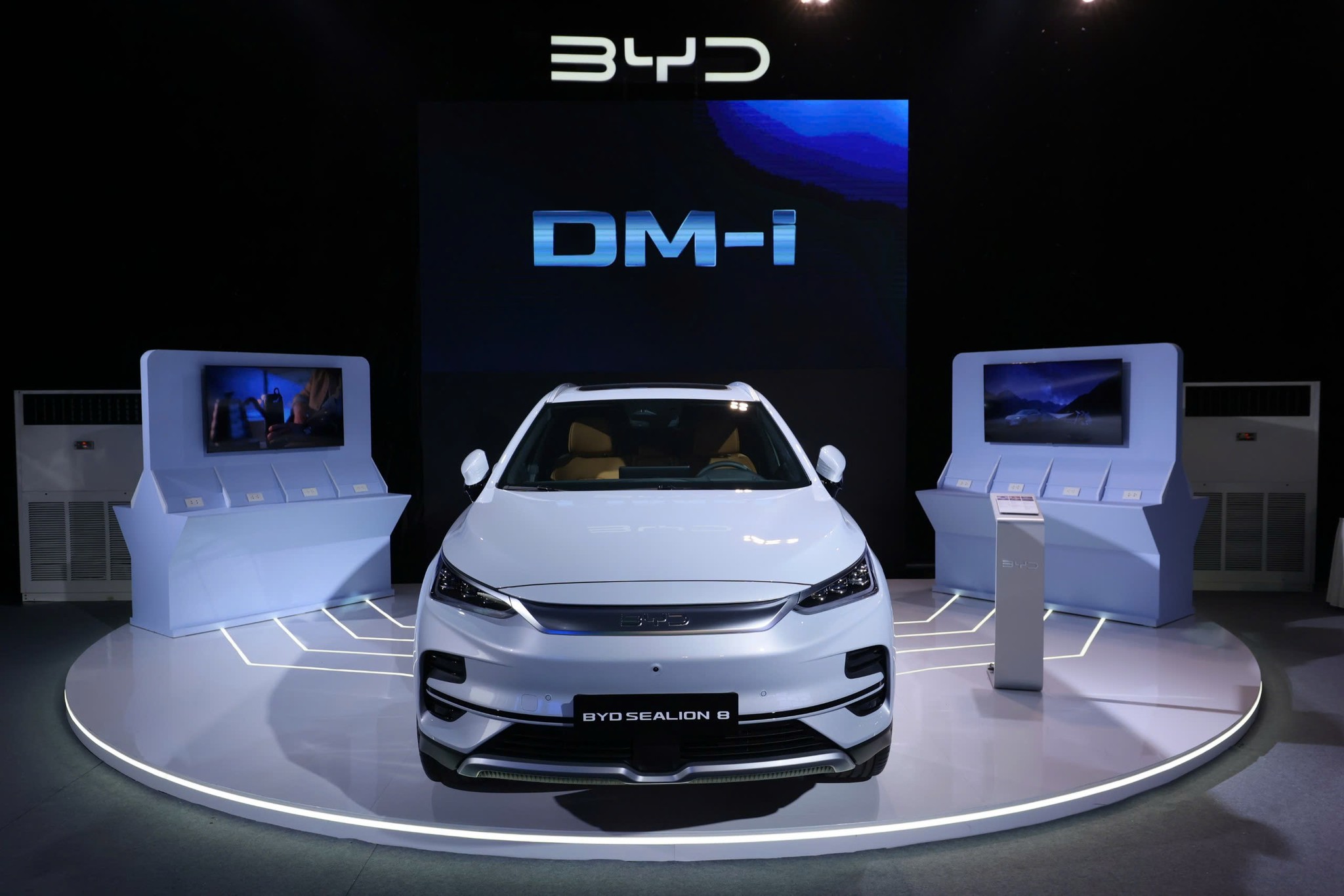 Chiếc xe điện BYD mất kiểm soát tại sân bay, dấy lên lo ngại về an toàn tự lái
