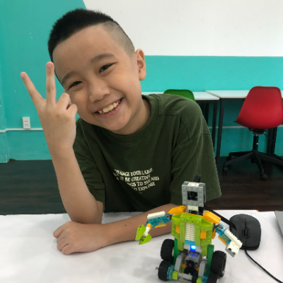 Ngỡ ngàng nữ tài xế bật xi-nhan đỗ ô tô giữa quốc lộ, thản nhiên vào nhà