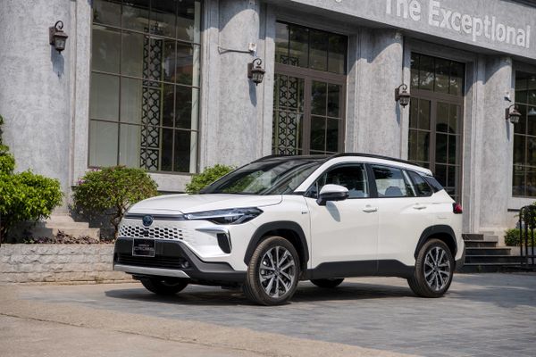 Tài xế ô tô chuyển làn ẩu, suýt gây tai nạn nghiêm trọng trên đường Phạm Văn Đồng