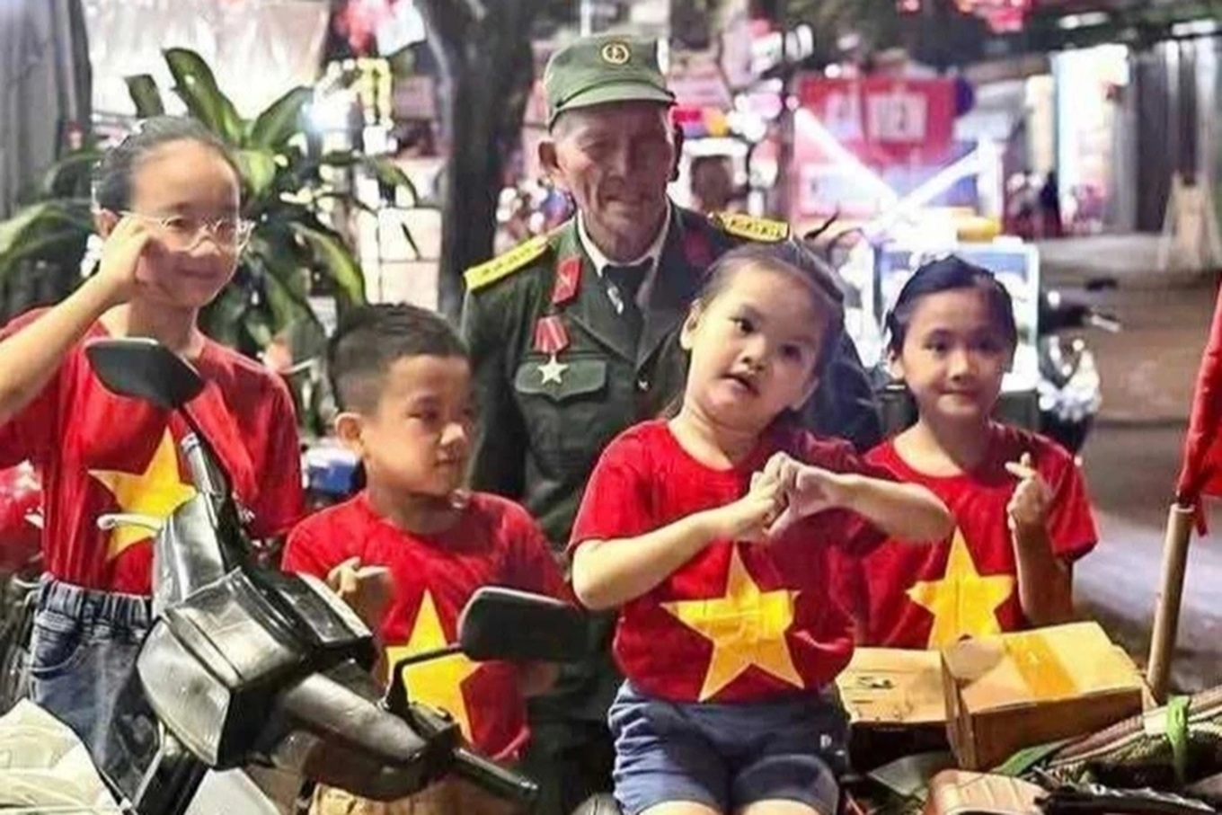 Cậu Bé 4-5 Tuổi Lái Xe Đồ Chơi Trên Đường Chính Tại Quảng Đông