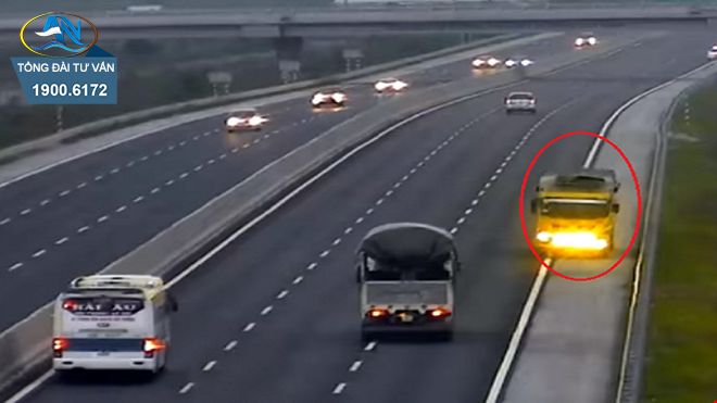 Tài xế liều lĩnh dừng xe trên cao tốc để thay lốp, nguy cơ tai nạn rất cao