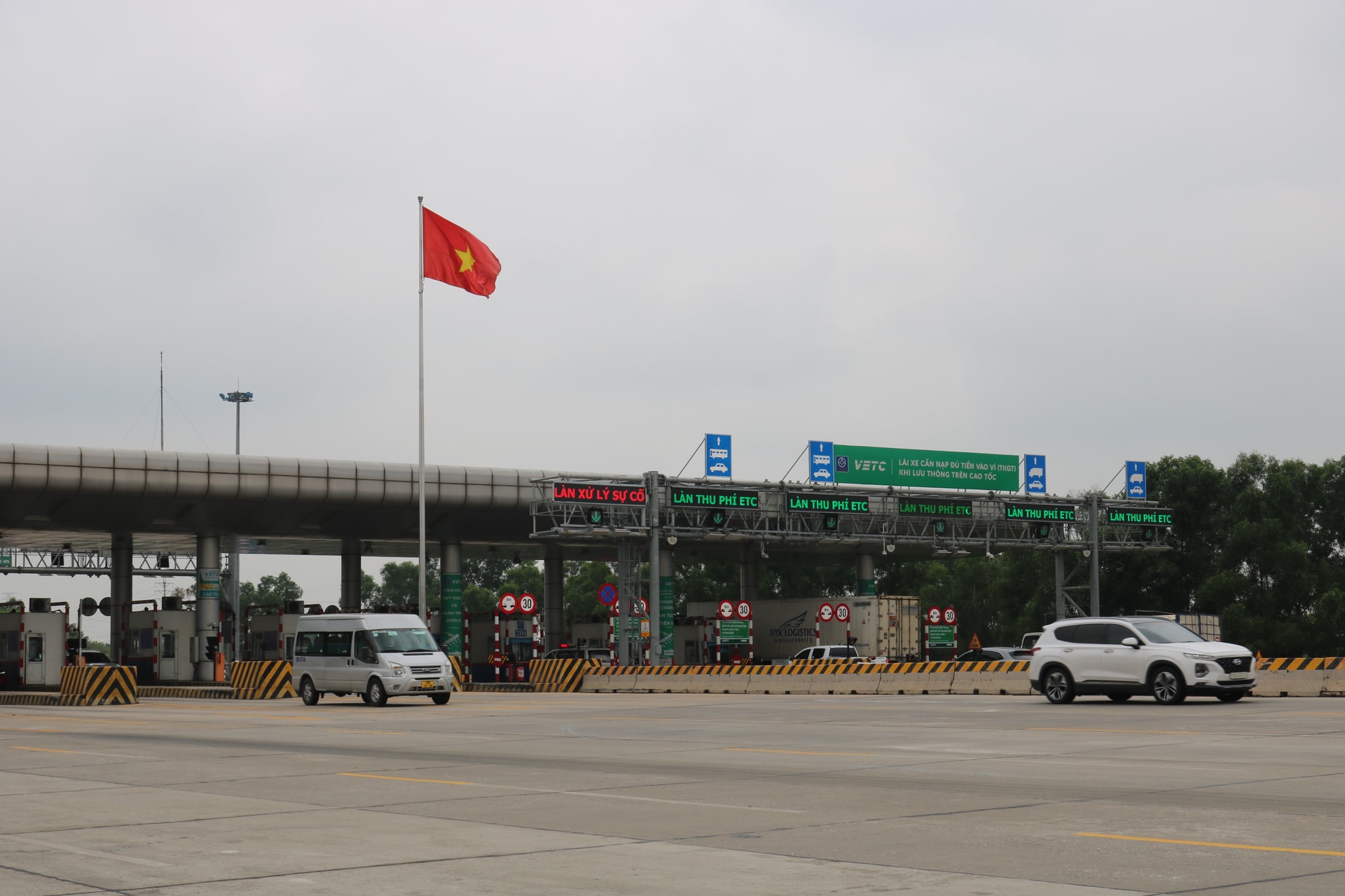 Tài xế xe ô tô gặp sự cố vì vượt đèn vàng: Cư dân mạng phẫn nộ