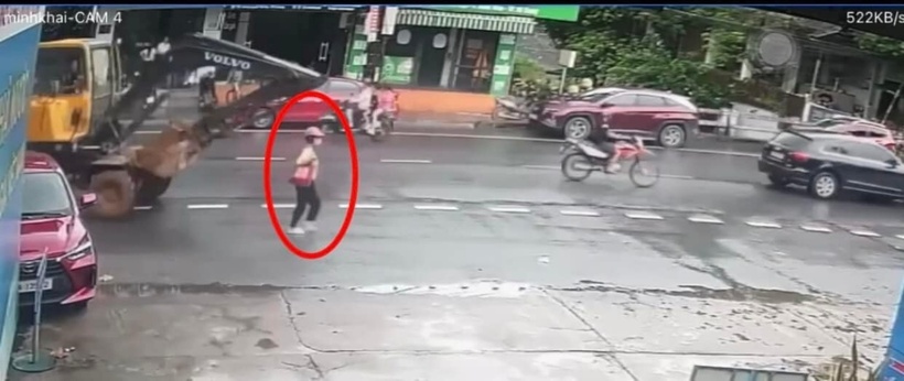 Tài Xế Ô Tô Tạt Đầu Xe Máy Gây Tai Nạn Trên Cầu Nhật Tân: Cư Dân Mạng Yêu Cầu Xử Phạt Nghiêm