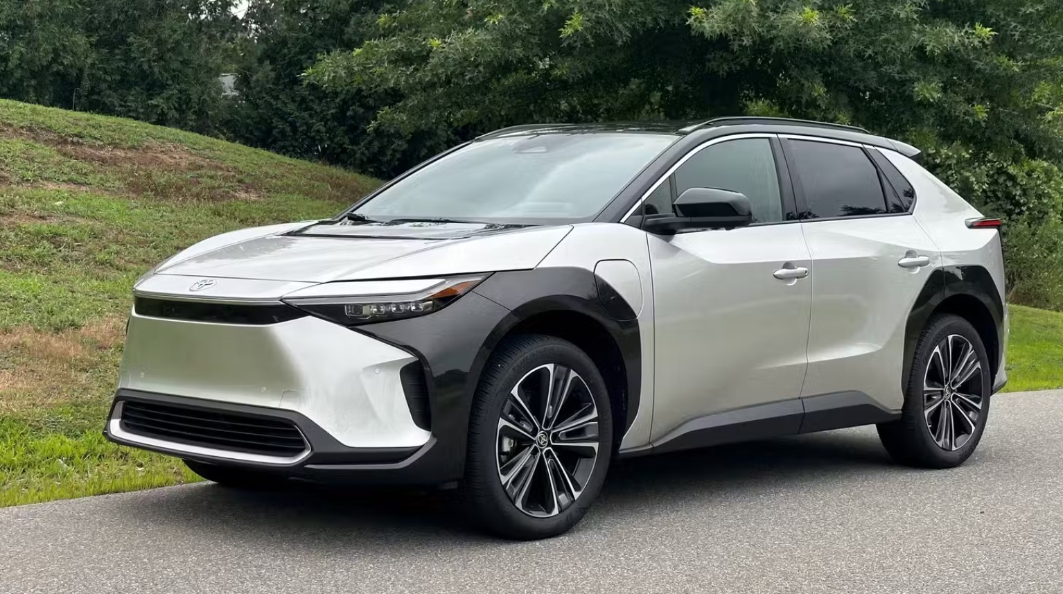 Cuộc Đua Điện Khí Hóa: Xe Điện và Xe Hybrid Nổi Bật Tại Thị Trường Việt Nam