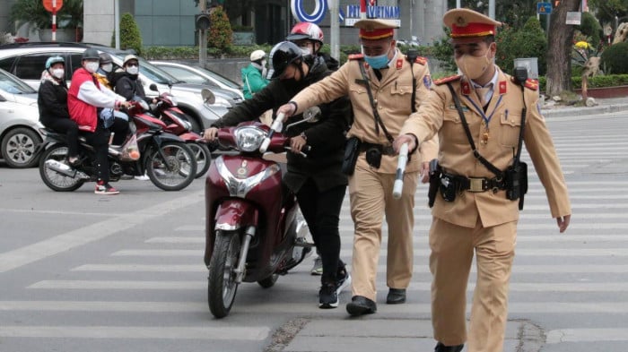 Hàng Trăm Xe Mang Biển Kiểm Soát Hà Nội Vi Phạm Luật Giao Thông