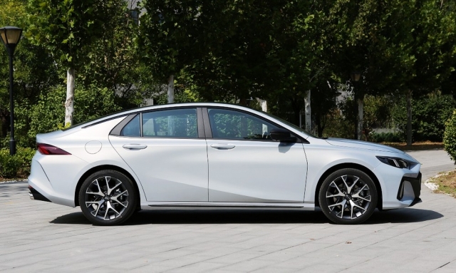 Cuộc đua doanh số xe sedan hạng C tại Việt Nam: Mazda3 vẫn giữ ngôi đầu