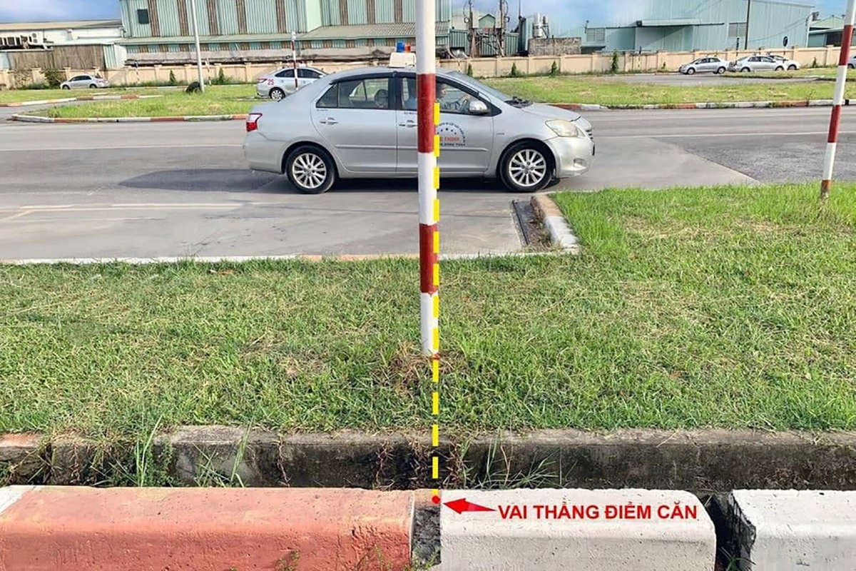Nữ tài xế ngang nhiên dừng đỗ xe giữa đường, gây bức xúc cộng đồng mạng