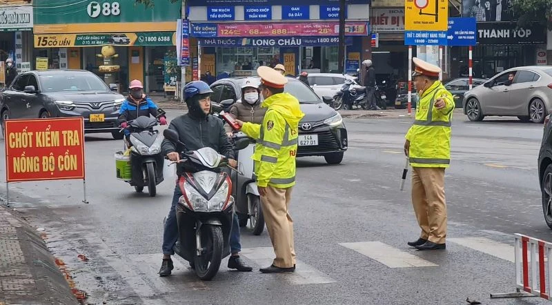 Thanh sắt đâm xuyên kính chắn gió xe con ở Kolhapur
