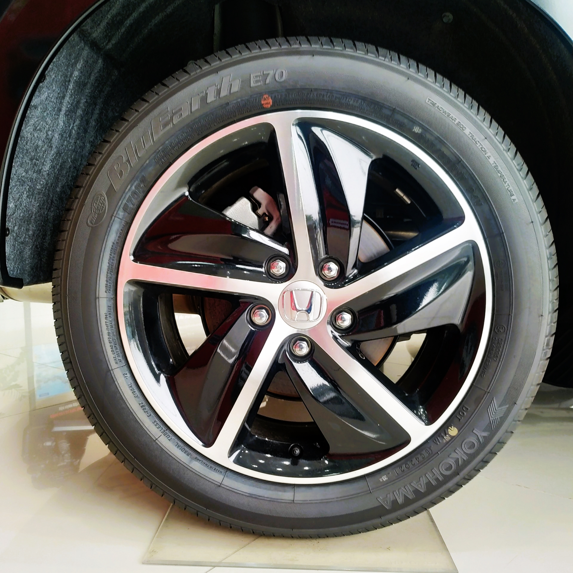 Sự gia tăng nhanh chóng của ô tô điện tại Việt Nam và vấn đề mòn lốp