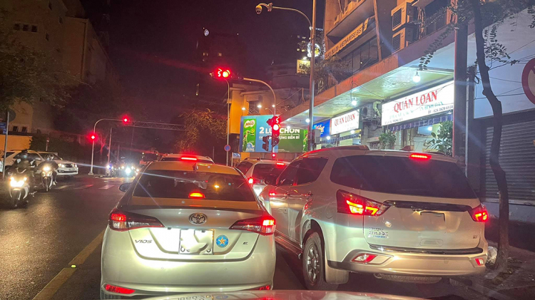 Tai nạn kinh hoàng tại Trùng Khánh: Tesla Model Y lộn vòng giữa đường