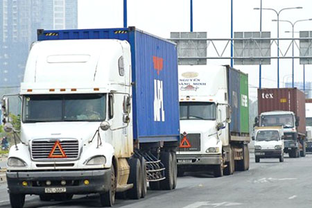 Tài xế xe container liều lĩnh quay đầu giữa cao tốc, gây bức xúc cộng đồng mạng