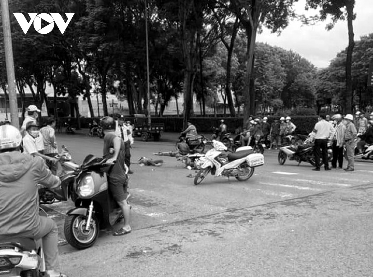 Tai Nạn Giao Thông Tại Thủ Đức: Người Phụ Nữ Đi Xe Máy Bị Đâm Khi Chuyển Hướng