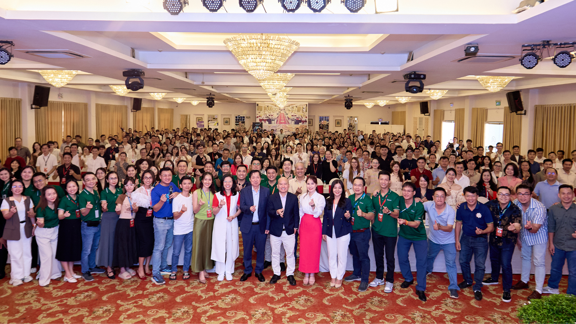 Express Cafe - Sạc đầy năng lượng cho CEO SG10