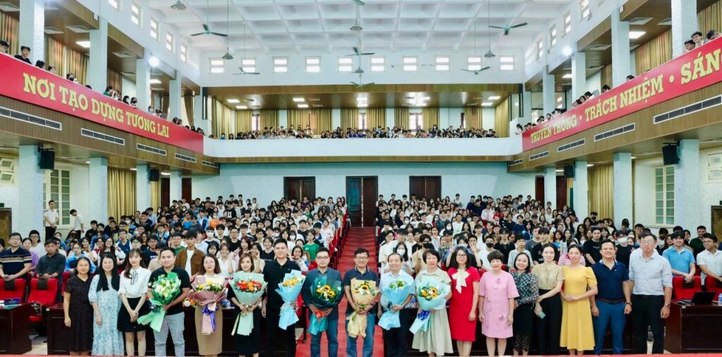 ABAII Unitour Đại học Thương mại: “Blockchain và AI tái định hình ngành logistics và chuỗi cung ứng toàn cầu”